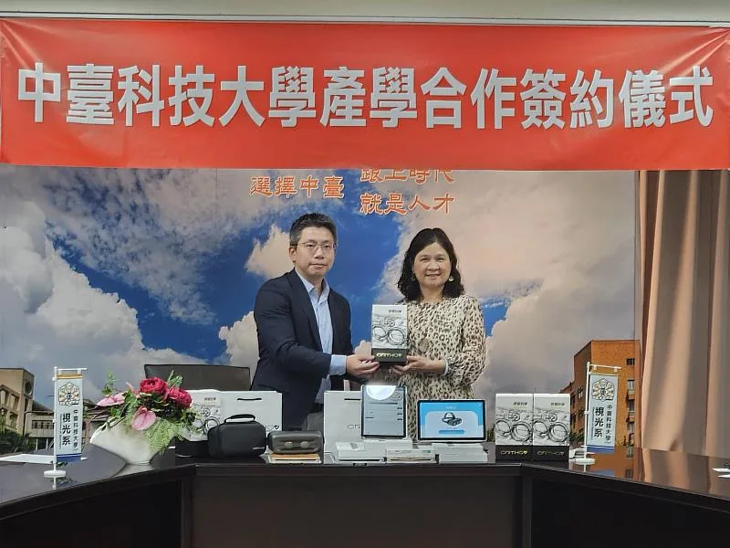 OrthoV 捐贈給中臺科大視光學系的雙眼視檢測系統